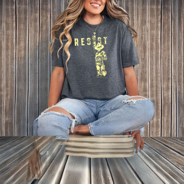 Bear Resist Resist Statue T-shirt