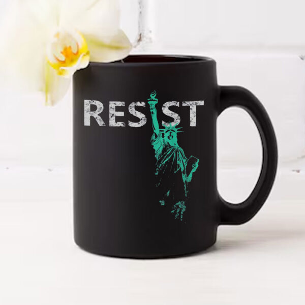 Resist, Statue of Liberty 2025 Mug